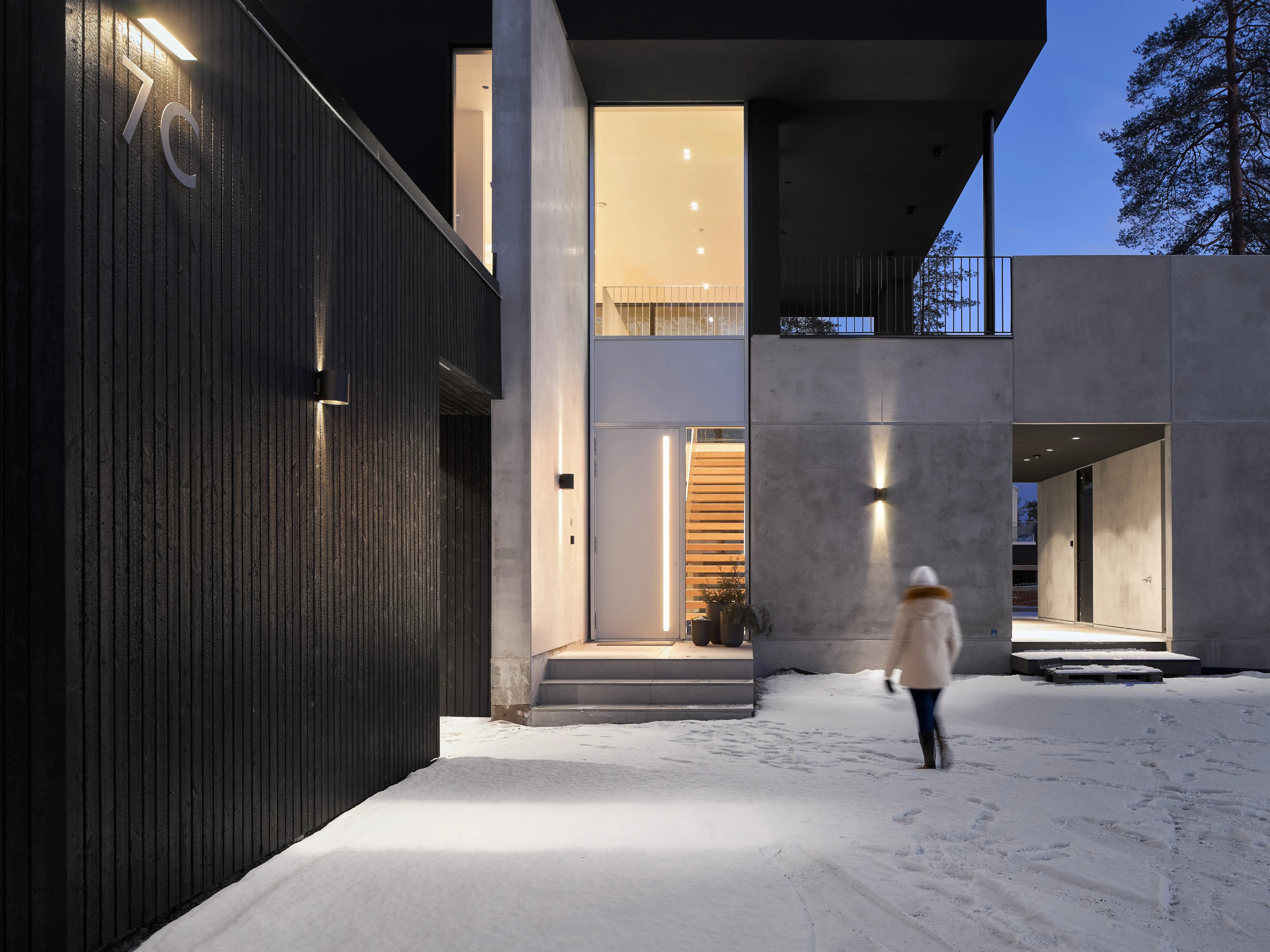 Modern villa med förkolnad fasad