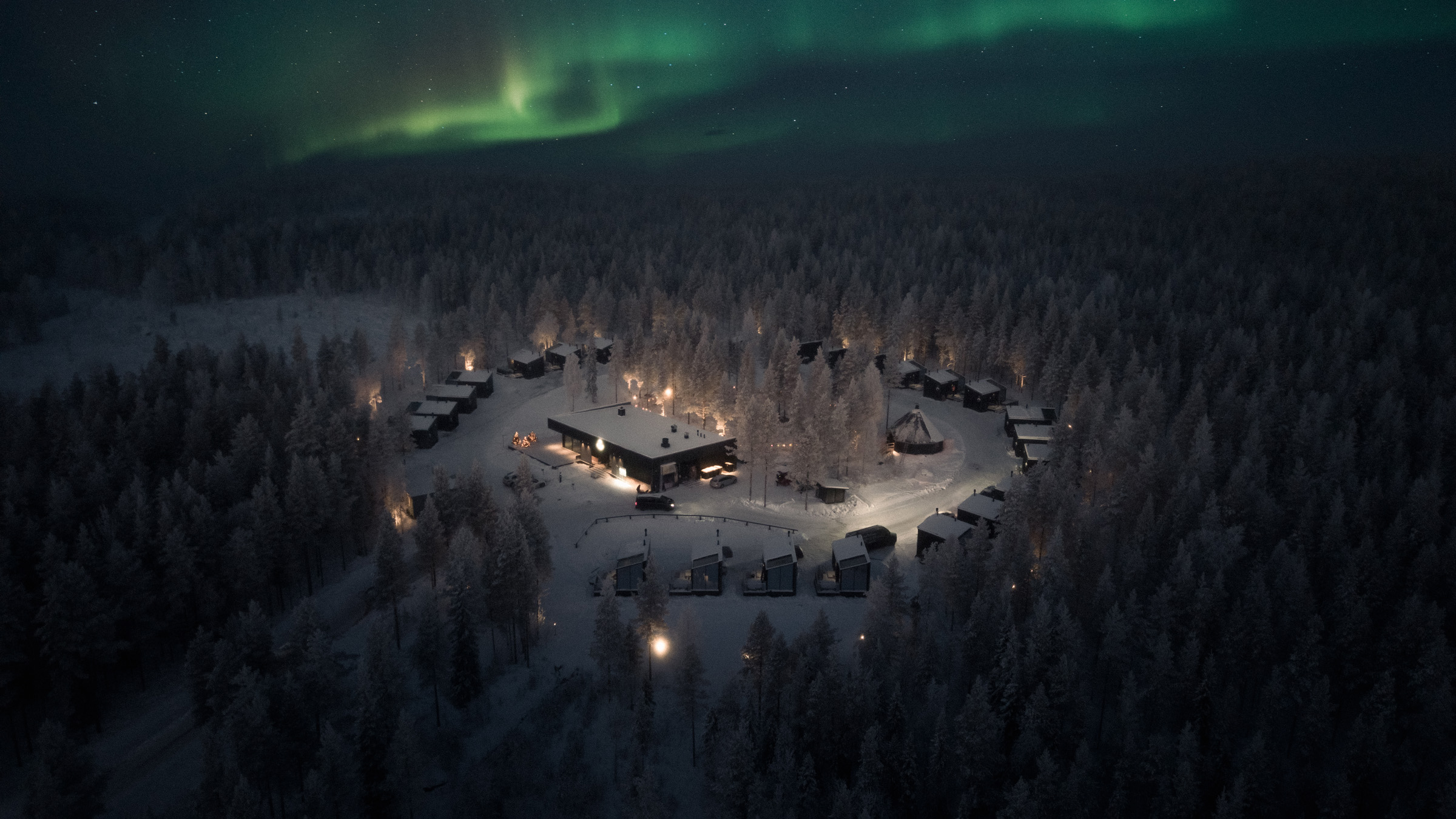 Halo Igloos Resort – Revontulia ja hiillettyä puuta