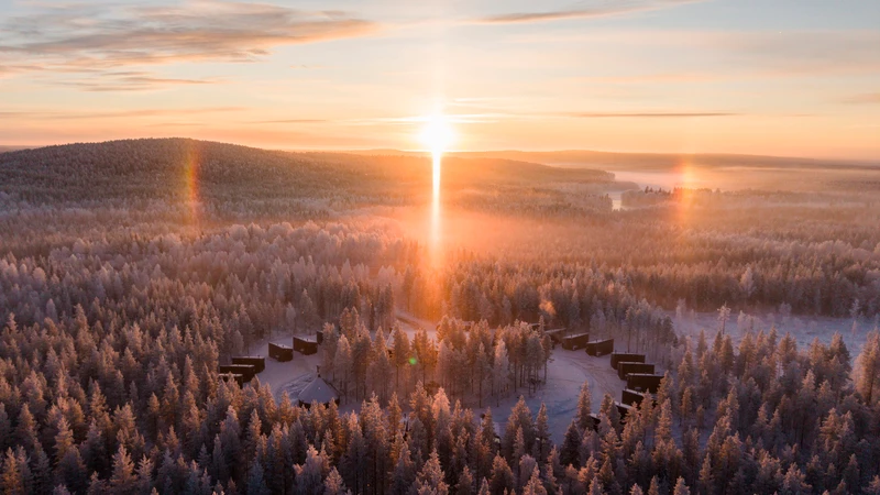 Halo Igloos Resort – Revontulia ja hiillettyä puuta