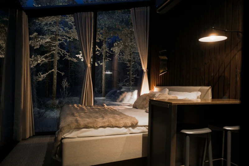 Halo Igloos Resort – Revontulia ja hiillettyä puuta