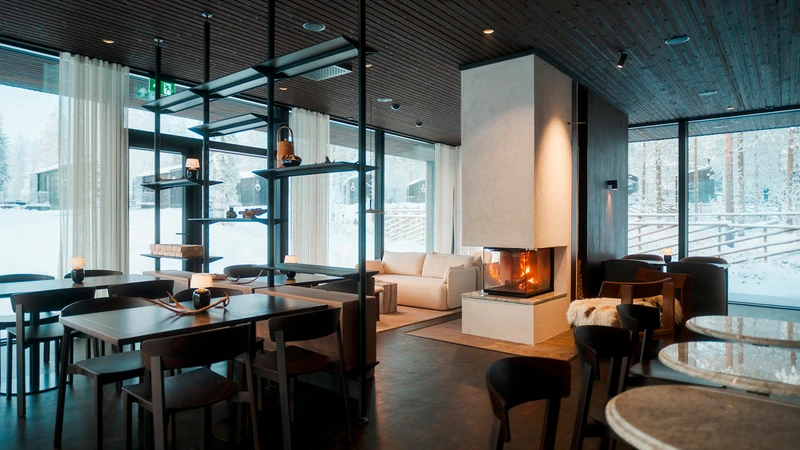 Halo Igloos Resort – Revontulia ja hiillettyä puuta