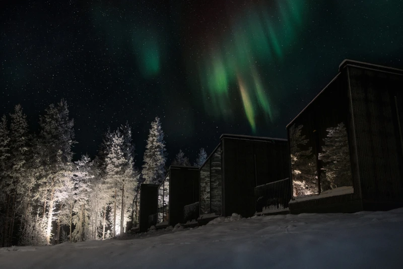 Halo Igloos Resort – Revontulia ja hiillettyä puuta