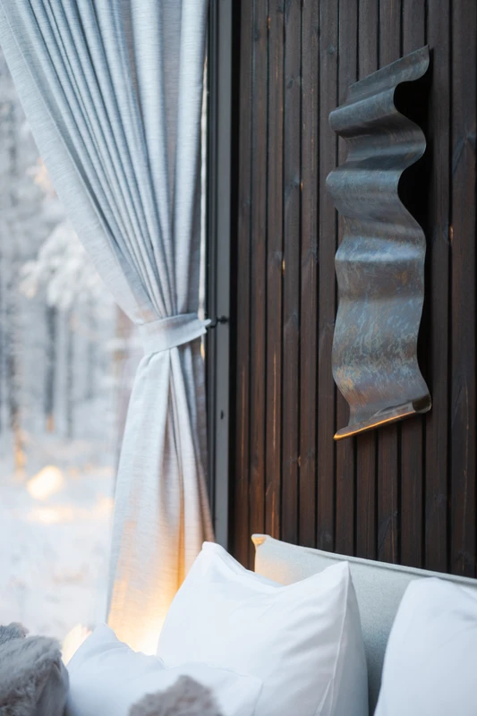 Halo Igloos Resort – Revontulia ja hiillettyä puuta