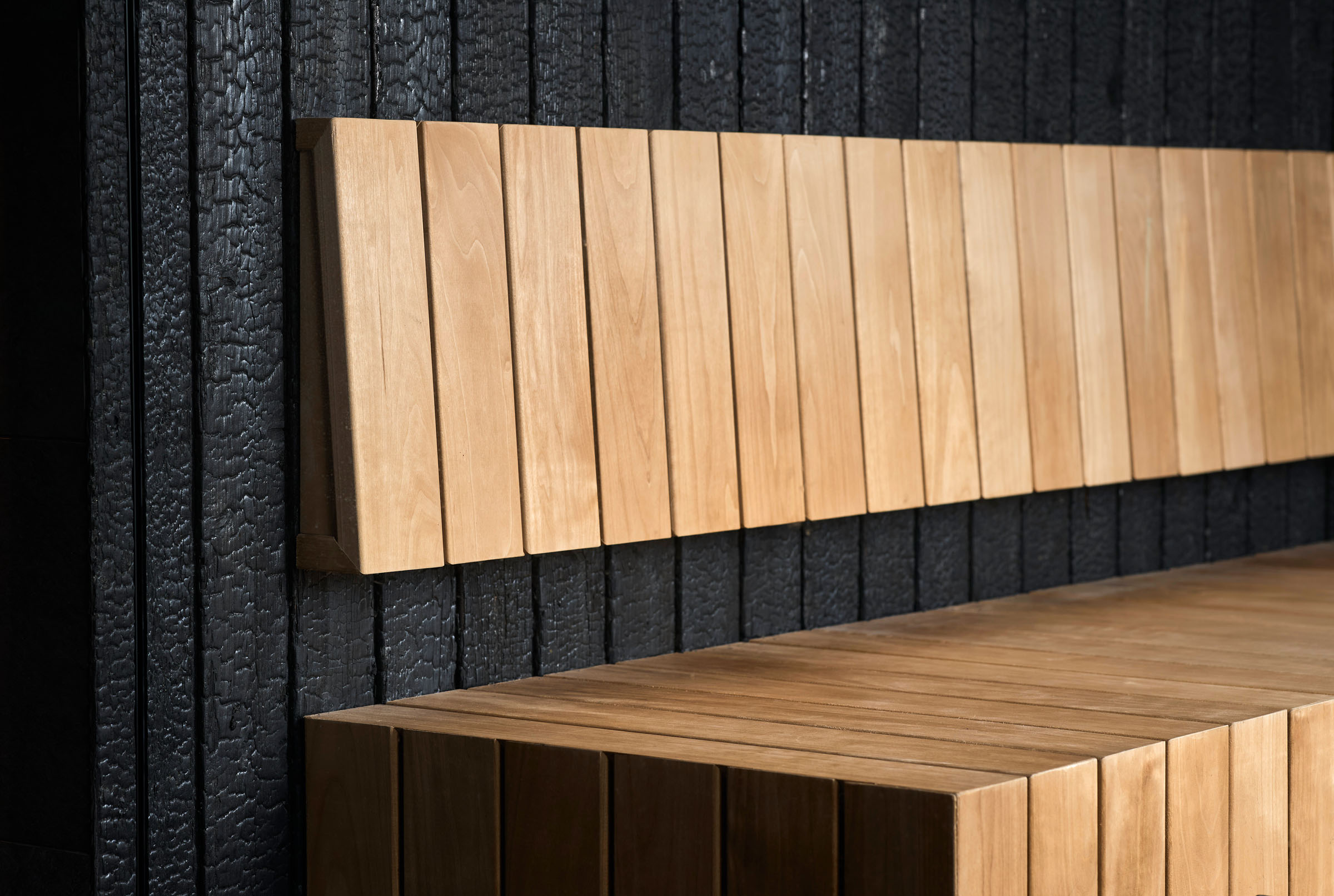 Saunapaneelit ja katto hiilletystä puusta