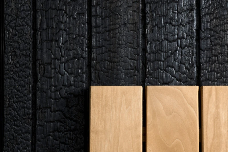 Saunapaneelit ja katto hiilletystä puusta