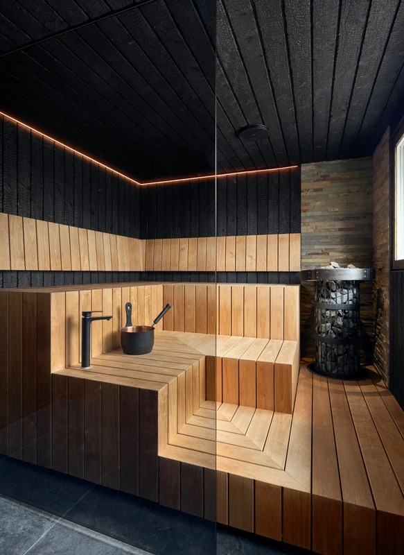 Saunapaneelit ja katto hiilletystä puusta