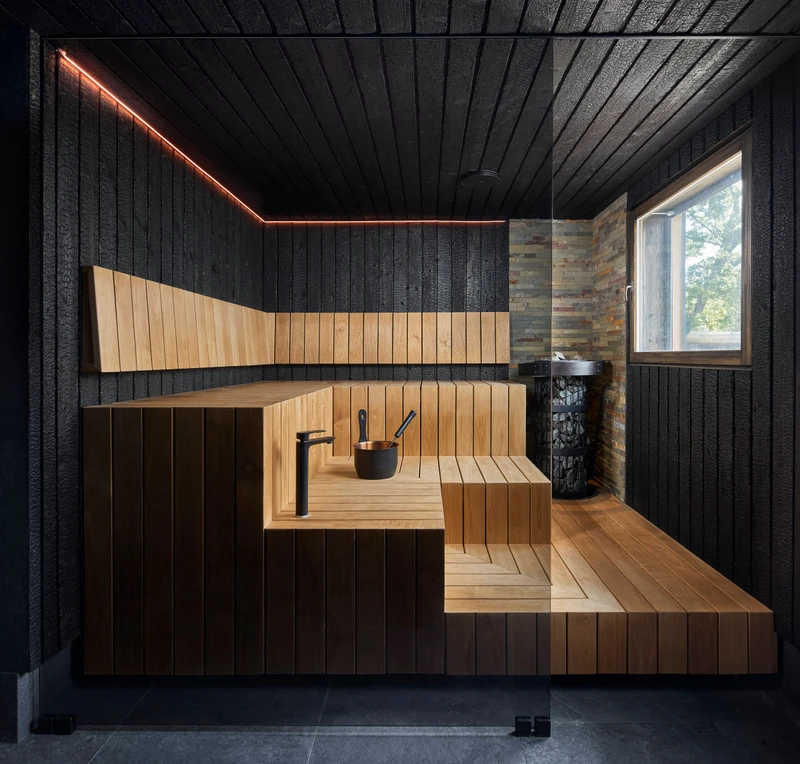 Saunapaneelit ja katto hiilletystä puusta