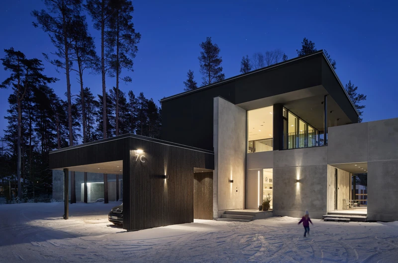 Hiilletty ulkoverhous omakotitalon autokatokseen