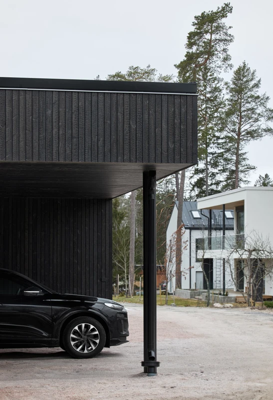 Hiilletty ulkoverhous omakotitalon autokatokseen