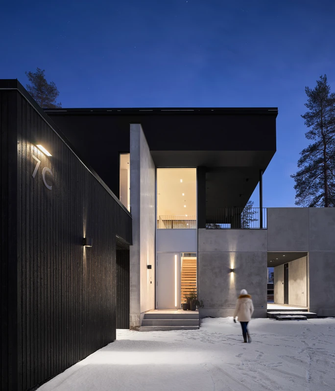 Hiilletty ulkoverhous omakotitalon autokatokseen