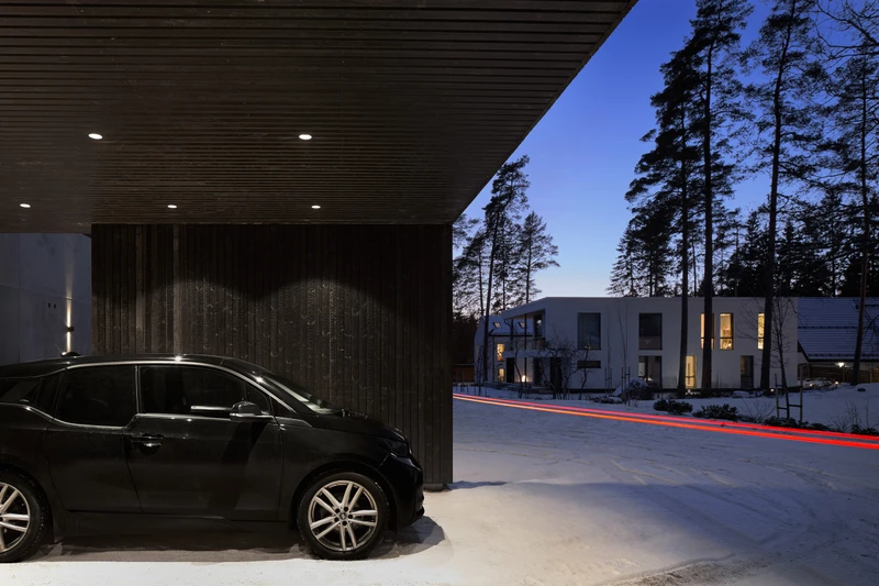 Hiilletty ulkoverhous omakotitalon autokatokseen