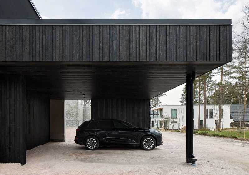 Hiilletty ulkoverhous omakotitalon autokatokseen