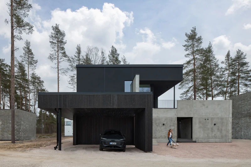 Hiilletty ulkoverhous omakotitalon autokatokseen