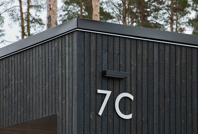 Hiilletty ulkoverhous omakotitalon autokatokseen