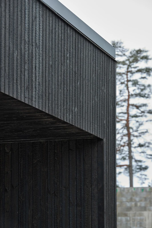 Hiilletty ulkoverhous omakotitalon autokatokseen