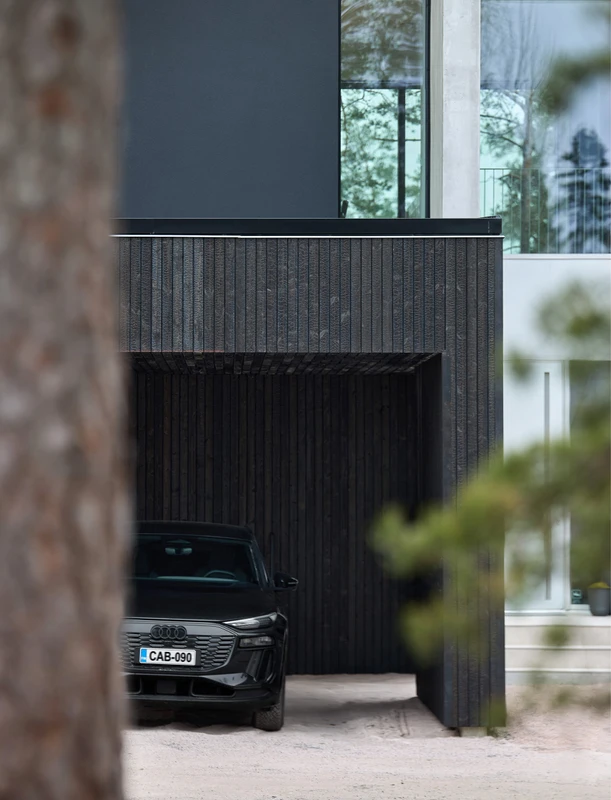 Hiilletty ulkoverhous omakotitalon autokatokseen