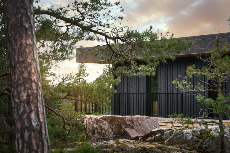 Hiilletty ulkoverhous saariston kallioille