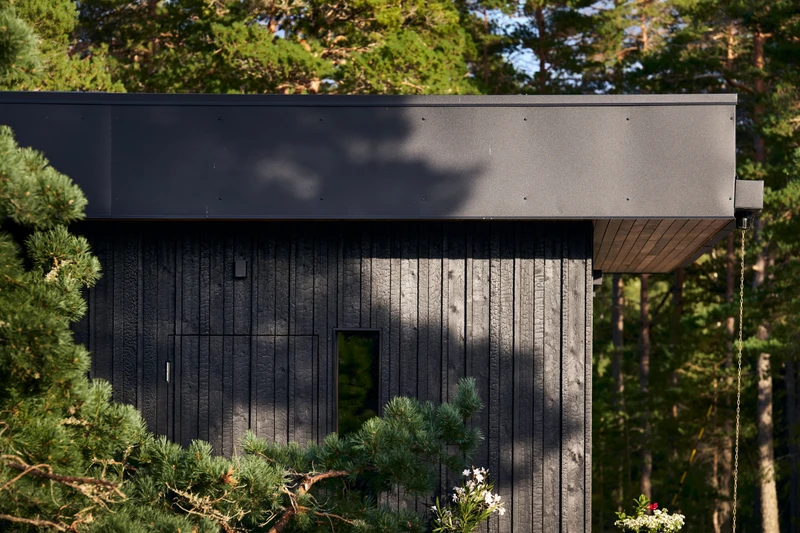 Hiilletty ulkoverhous saariston kallioille