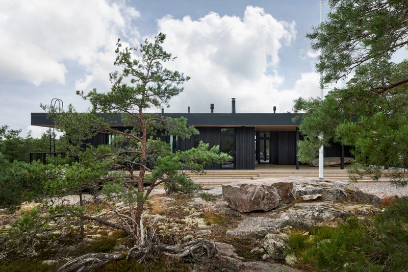 Hiilletty ulkoverhous saariston kallioille