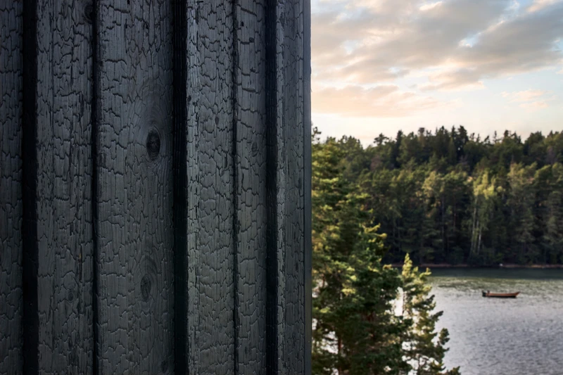 Hiilletty ulkoverhous saariston kallioille