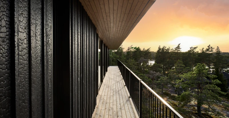 Hiilletty ulkoverhous saariston kallioille