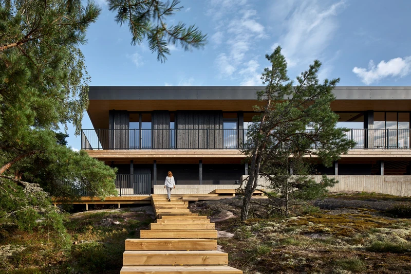 Hiilletty ulkoverhous saariston kallioille