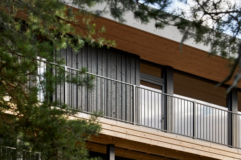 Hiilletty ulkoverhous saariston kallioille