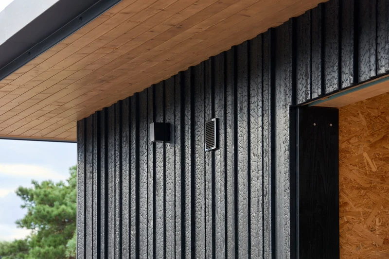 Hiilletty ulkoverhous saariston kallioille