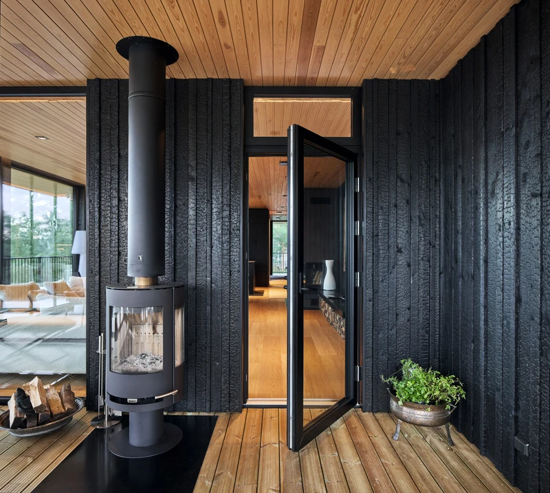 Hiilletty ulkoverhous saariston kallioille