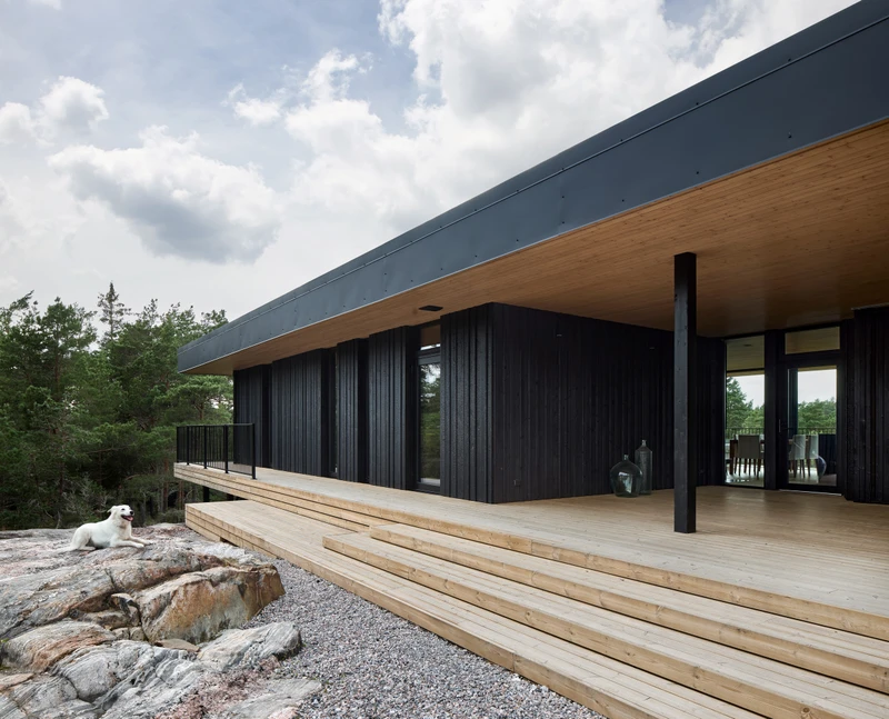 Hiilletty ulkoverhous saariston kallioille