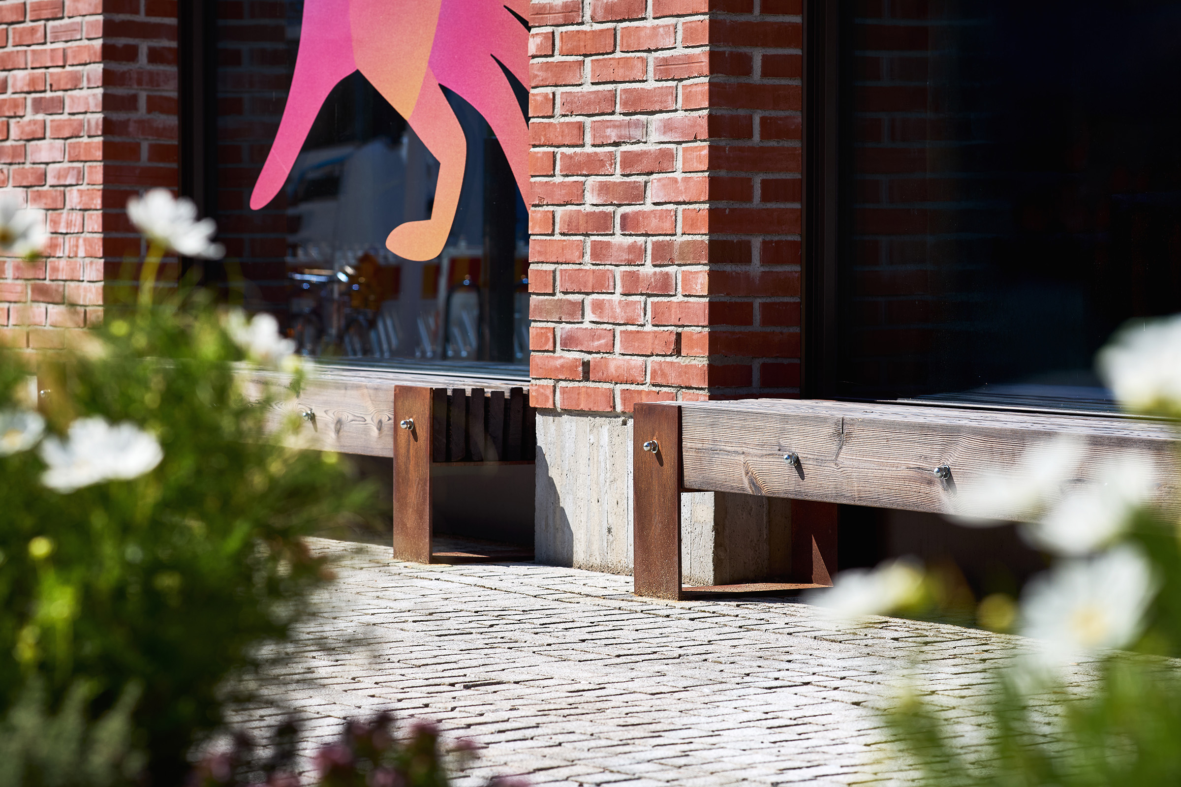 Jykevä ulkopenkki hiilletystä puusta