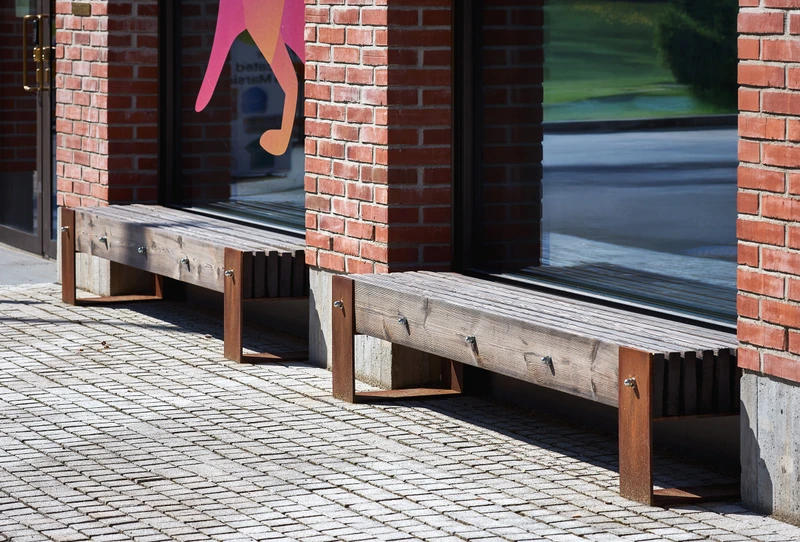 Jykevä ulkopenkki hiilletystä puusta