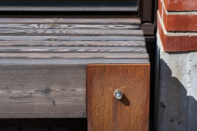 Jykevä ulkopenkki hiilletystä puusta