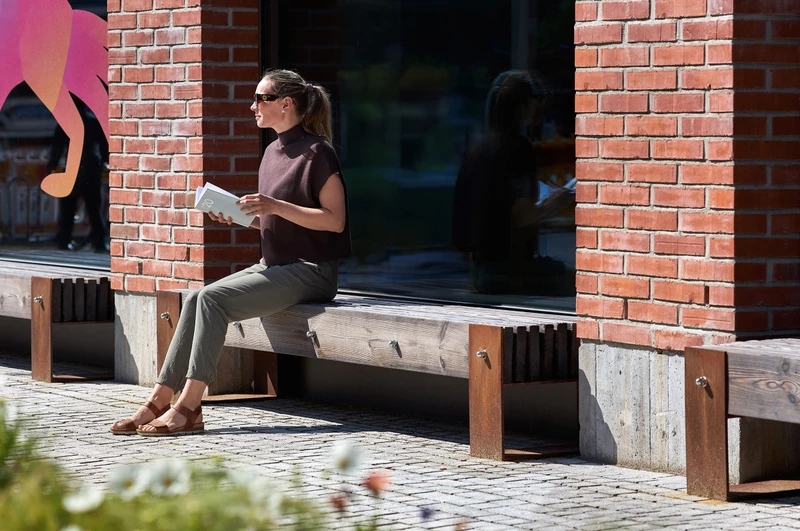 Jykevä ulkopenkki hiilletystä puusta