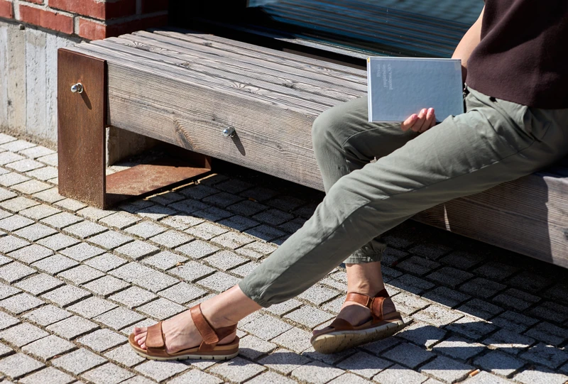 Jykevä ulkopenkki hiilletystä puusta