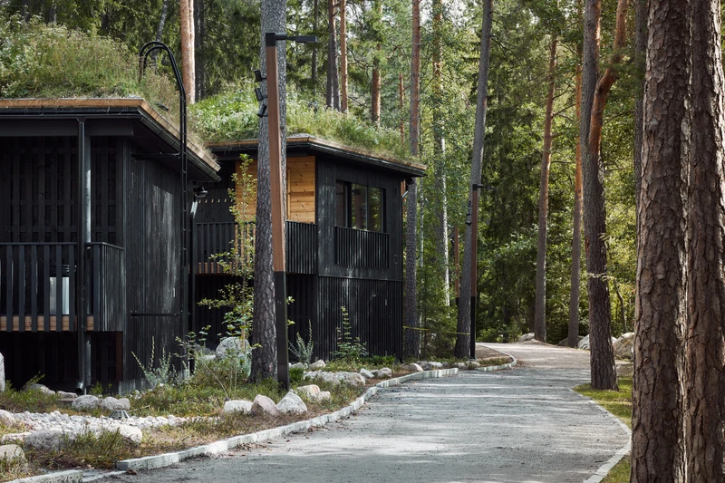 Kuusijärven saunojen ulkoverhoilu ja terassit hiilletystä puusta