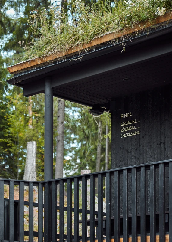 Kuusijärven saunojen ulkoverhoilu ja terassit hiilletystä puusta