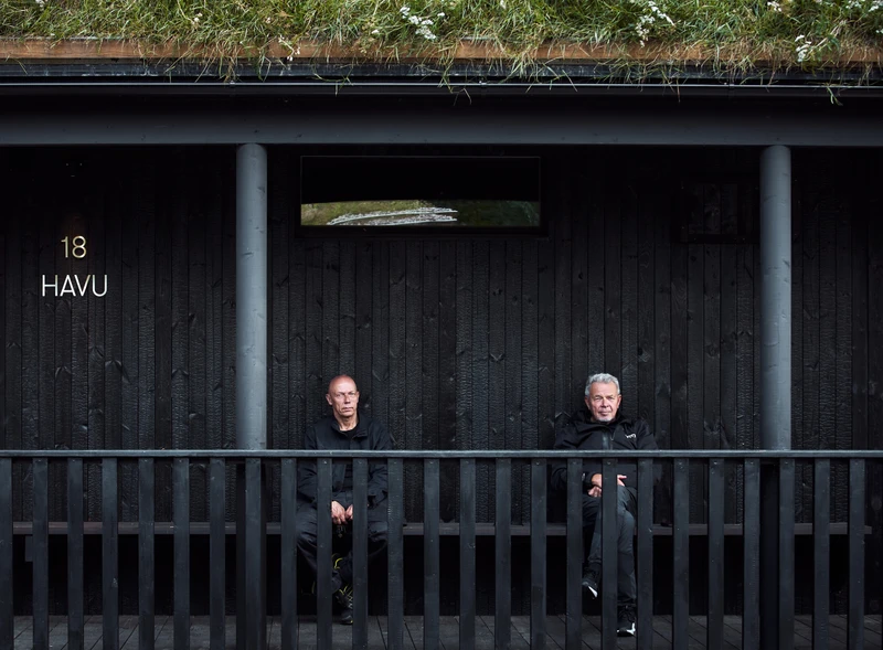 Kuusijärven saunojen ulkoverhoilu ja terassit hiilletystä puusta