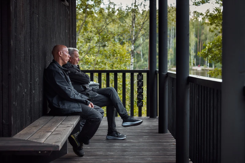 Kuusijärven saunojen ulkoverhoilu ja terassit hiilletystä puusta