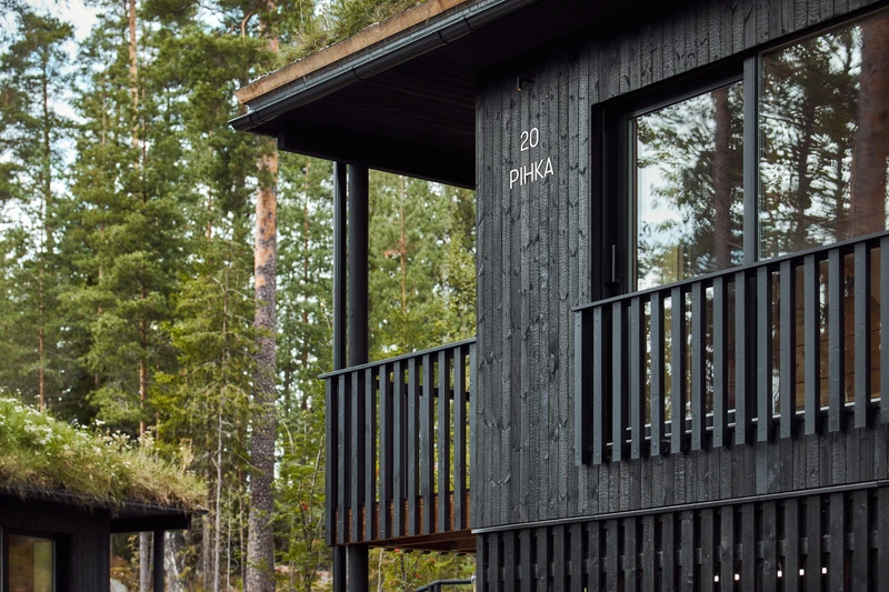 Kuusijärven saunojen ulkoverhoilu ja terassit hiilletystä puusta