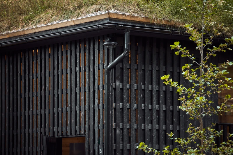 Kuusijärven saunojen ulkoverhoilu ja terassit hiilletystä puusta