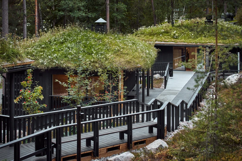 Kuusijärven saunojen ulkoverhoilu ja terassit hiilletystä puusta