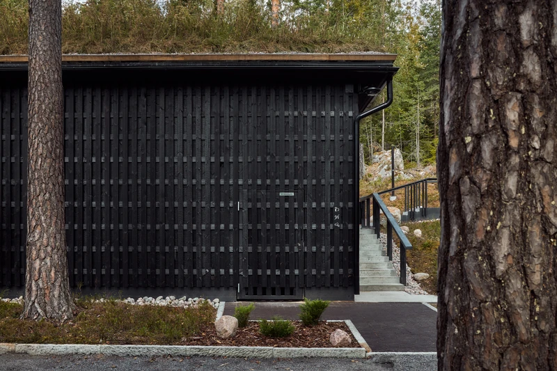 Kuusijärven saunojen ulkoverhoilu ja terassit hiilletystä puusta