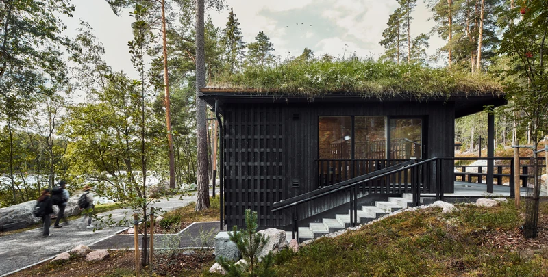 Kuusijärven saunojen ulkoverhoilu ja terassit hiilletystä puusta
