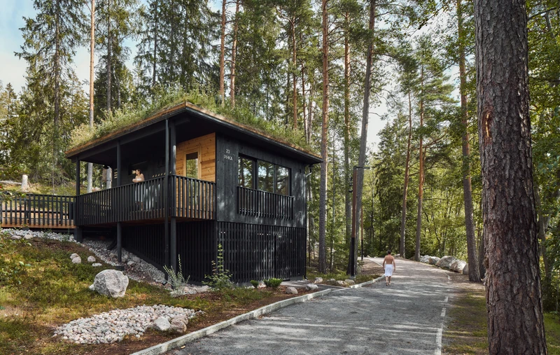 Kuusijärven saunojen ulkoverhoilu ja terassit hiilletystä puusta