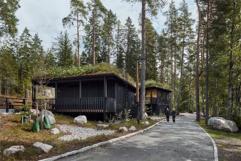 Kuusijärven saunojen ulkoverhoilu ja terassit hiilletystä puusta