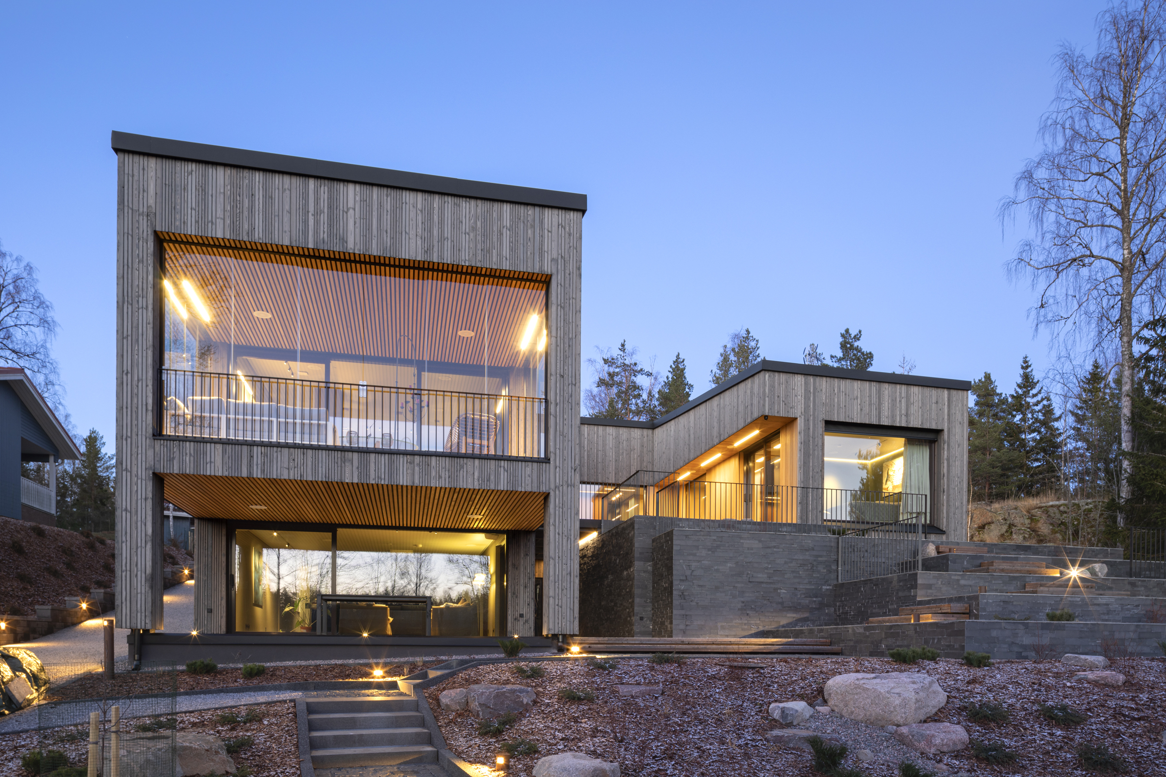 Grey exterior cladding in varying widths on a detached house