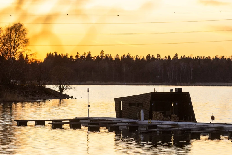 Saunalautta Hiisi – Hiilletyt seinät sisällä ja ulkona