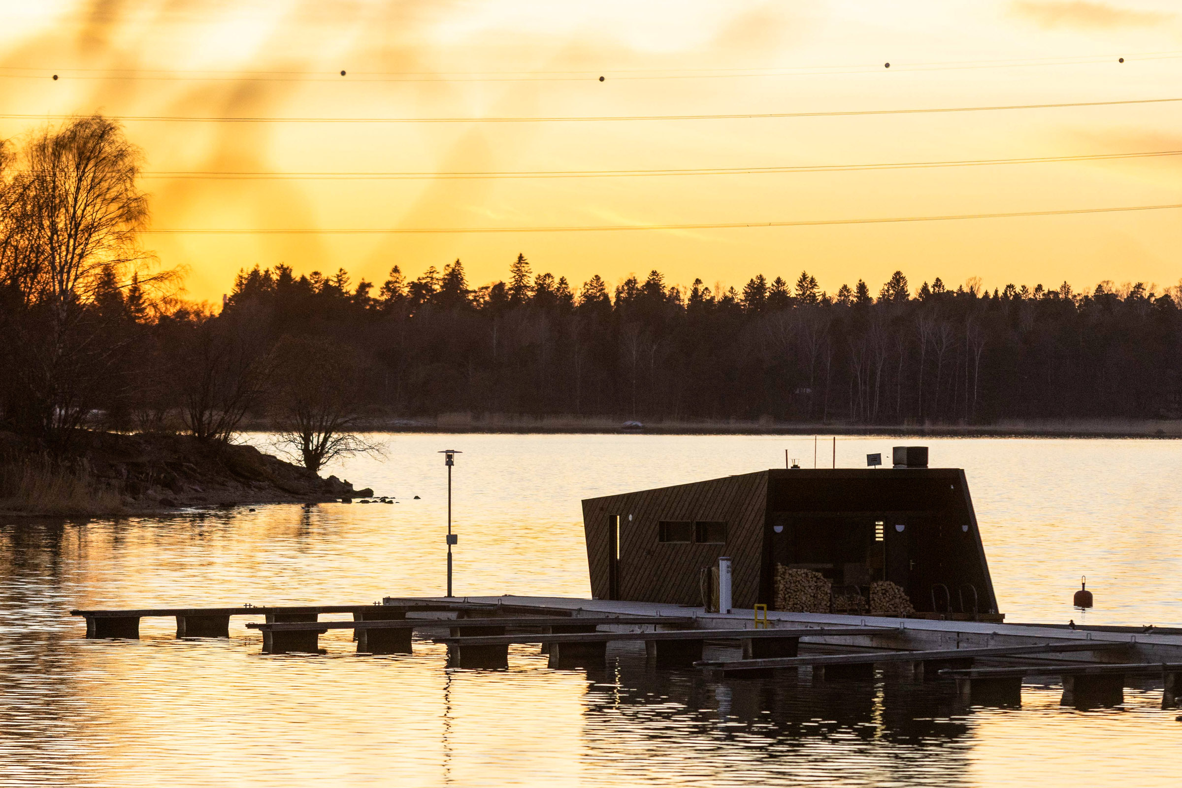 Saunalautta Hiisi – Hiilletyt seinät sisällä ja ulkona