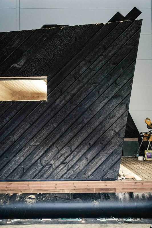 Saunalautta Hiisi – Hiilletyt seinät sisällä ja ulkona